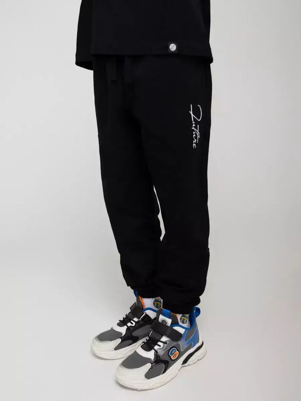 Черный костюм для мальчика в школу