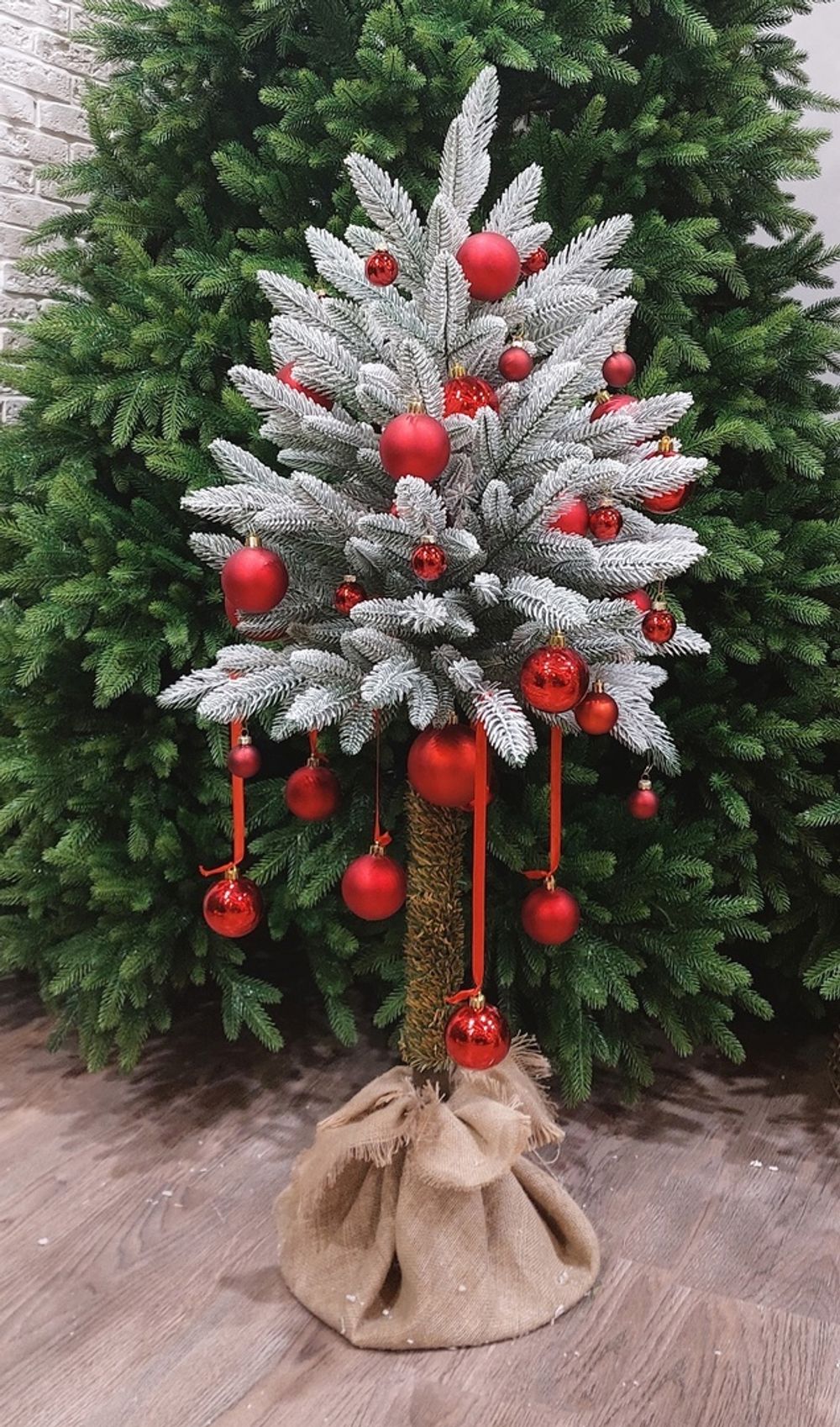 Заснеженная елка на ножке «Иветта» (Литая хвоя) от 1.1 м до 2,4 м