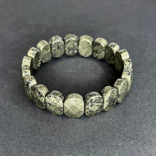 Браслет на резинке Пирит, из бусин 14х8 мм, 18 см