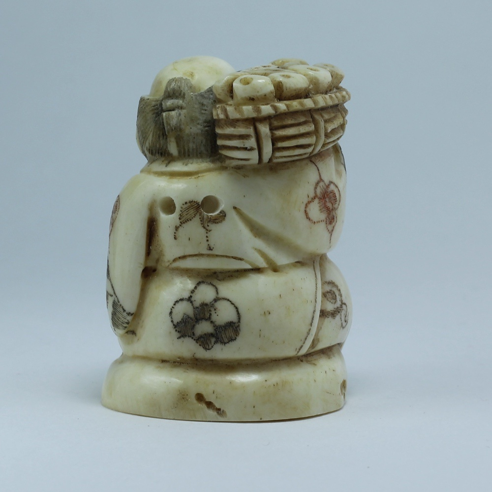 Нэцкэ Монах с корзиной рыбы