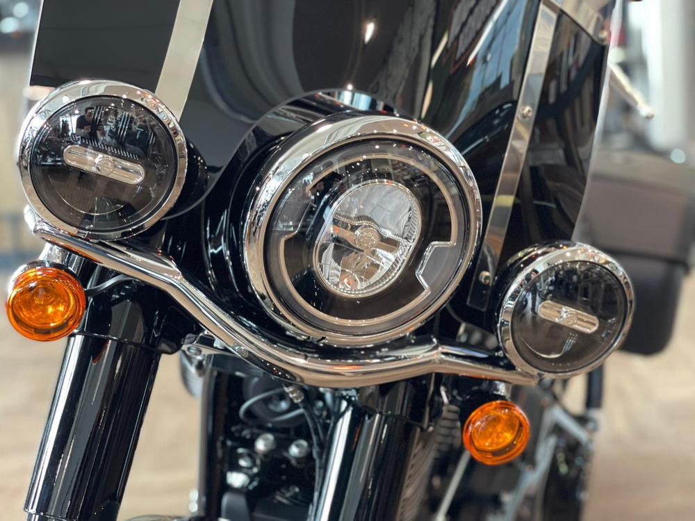 Heritage 114 Softail Harley-Davidson 2021 Vivid Black Deadwood Green / Vivid Black