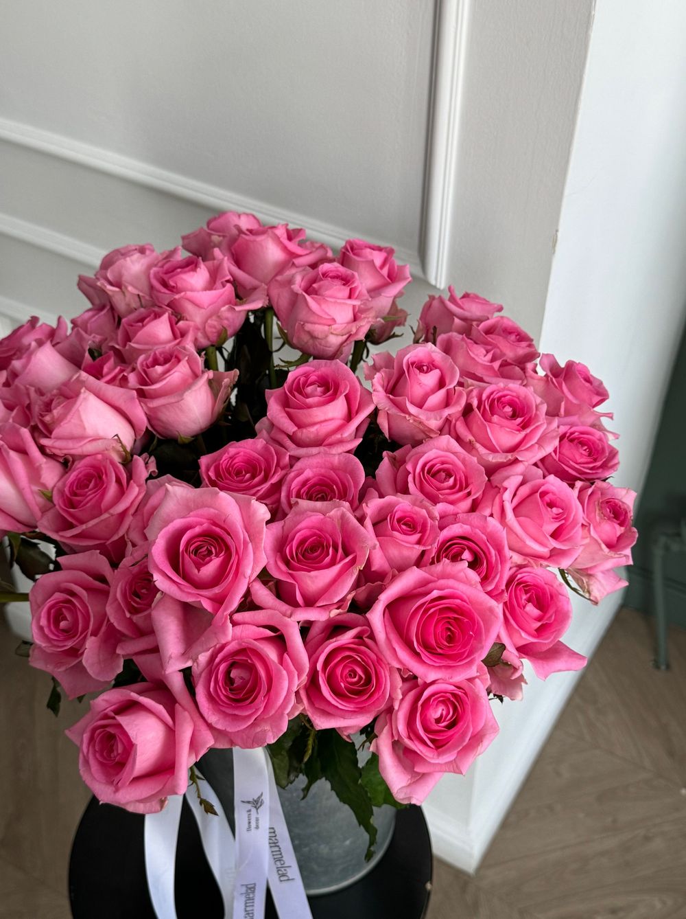 Розовые одноголовые розы