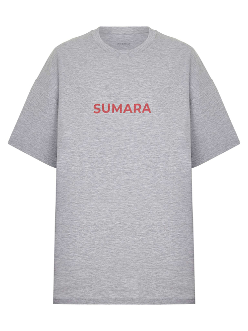 Футболка с красным логотипом