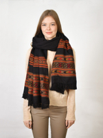 Шерстяной палантин с вышивкой (черный)