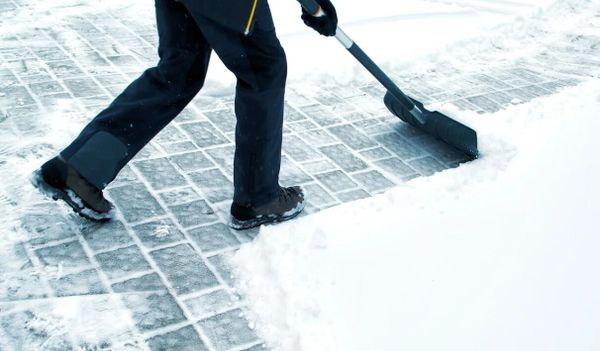 Зимний уход за тротуарной плиткой: правила и ошибки
