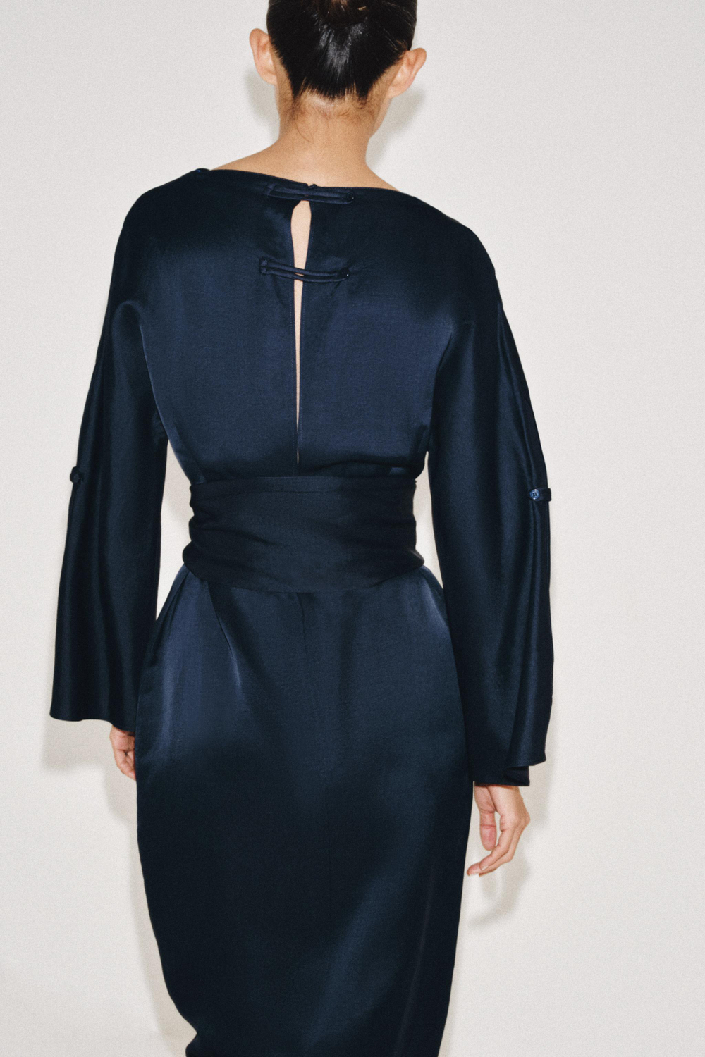 ZARA ПЛАТЬЕ МИДИ ИЗ СМЕСОВОГО ЛЬНА С ПОЯСОМ — ZW COLLECTION, СИНИЙ
