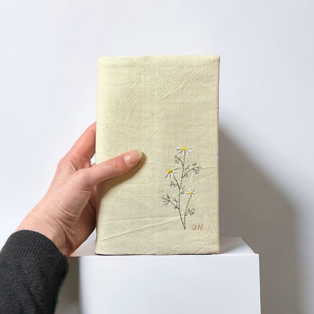 Книжная обложка с вышивкой "Ромашки"