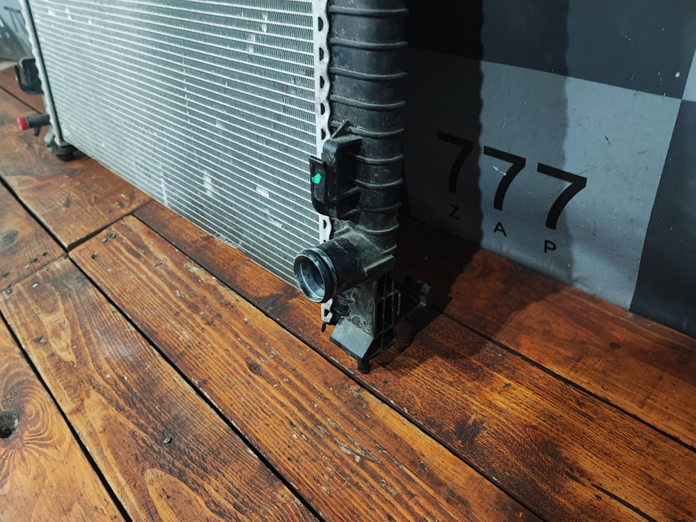 Радиатор двигателя Jeep Grand Cherokee (WK2) Б/У Оригинал 55038001AH