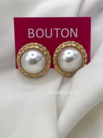 Серьги гвоздики  с жемчугом в ажурном обрамлении