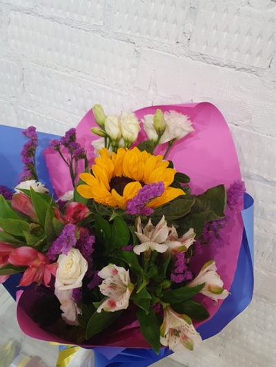 Летний букет из подсолнуха, альстромерии и эустомы