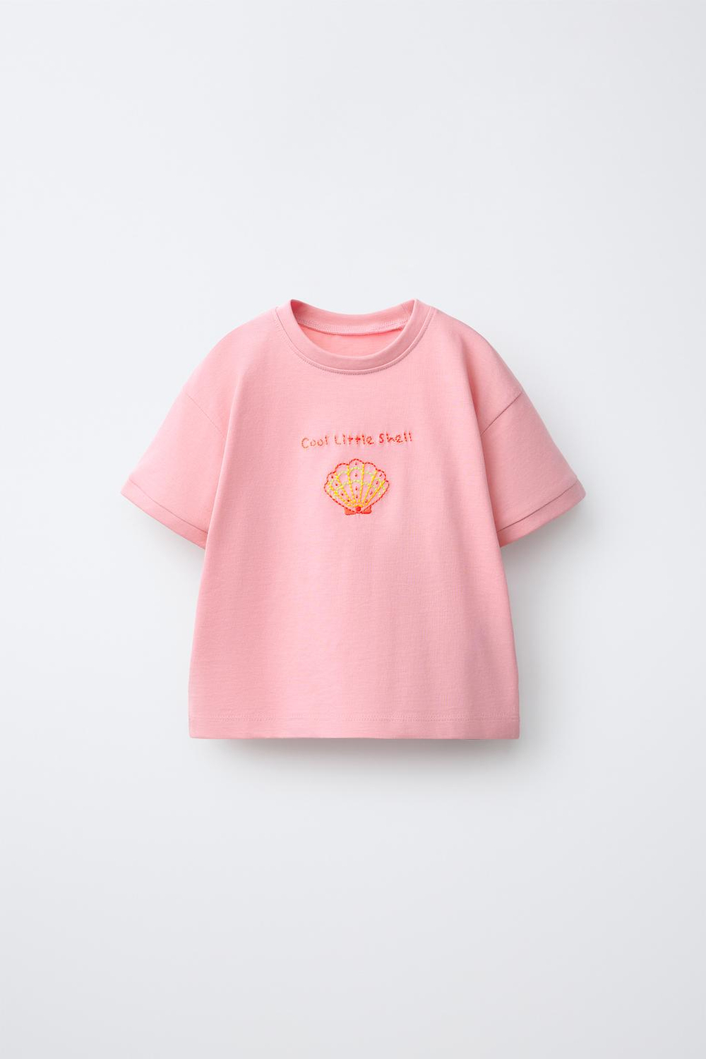 ZARA ФУТБОЛКА С ВЫШИВКОЙ В ВИДЕ РАКУШКИ, ЦВЕТ РОЗОВОГО МЕЛА