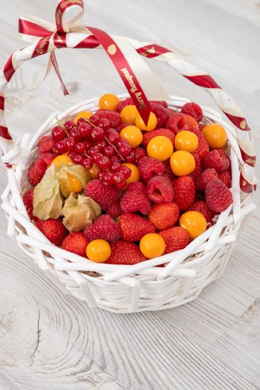Корзина с ягодами Сочное лукошко