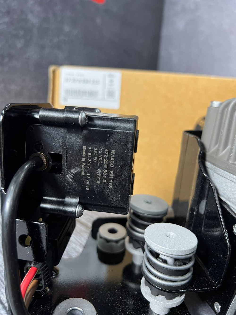 Компрессор пневмоподвески BMW 37206864215