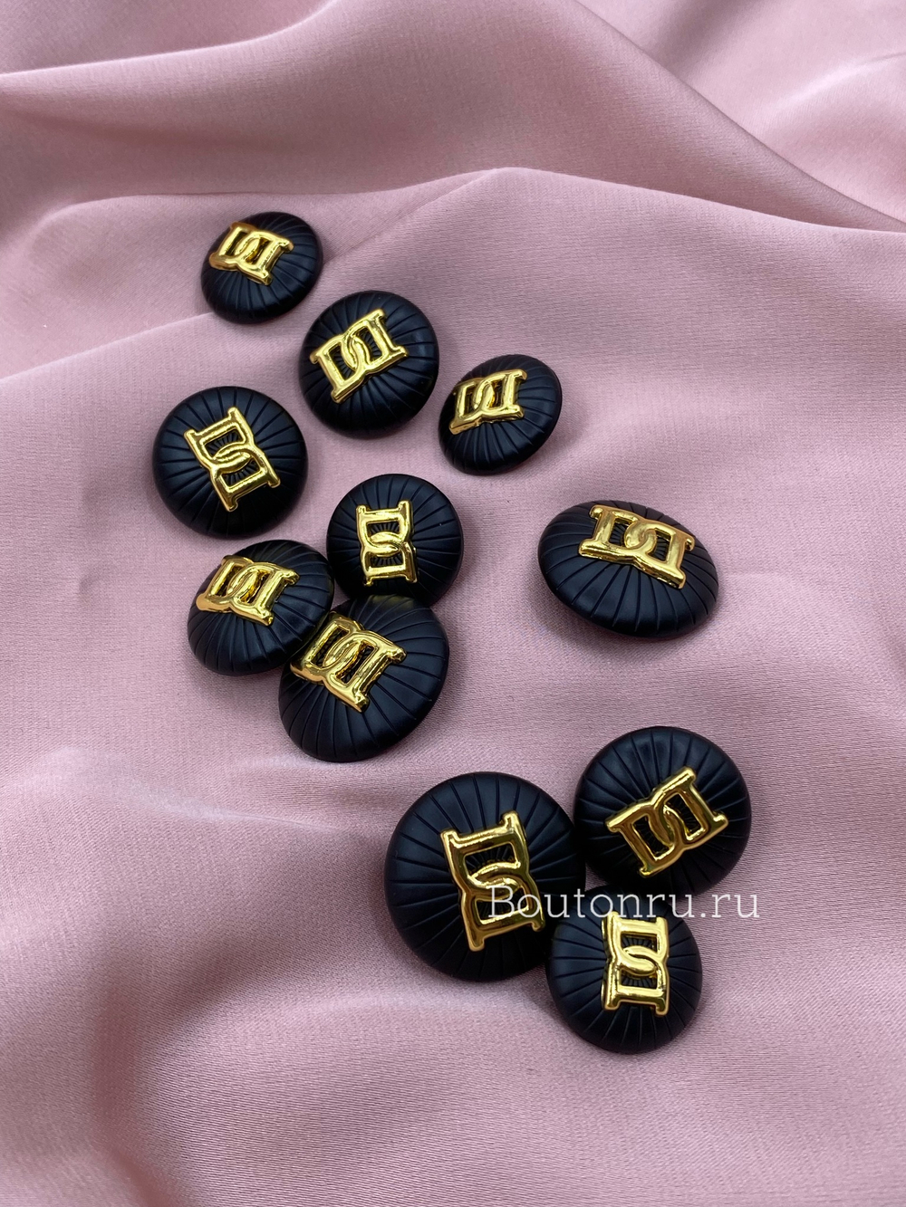 Пуговицы черные матовые с золотым декором