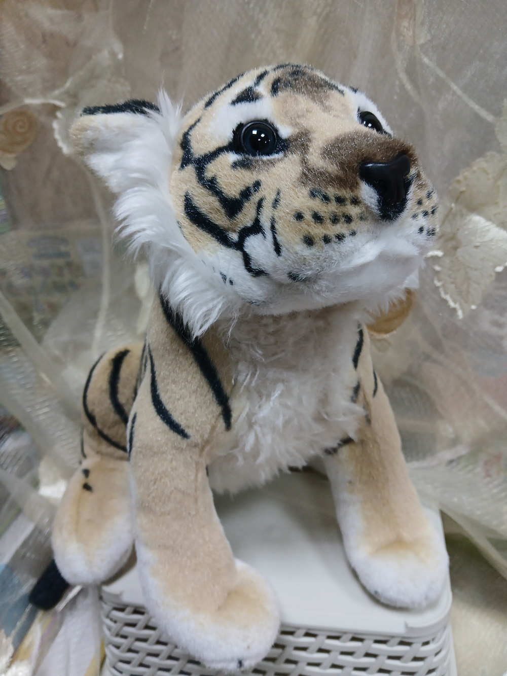 Тигр бежевый, 26 см, сидит