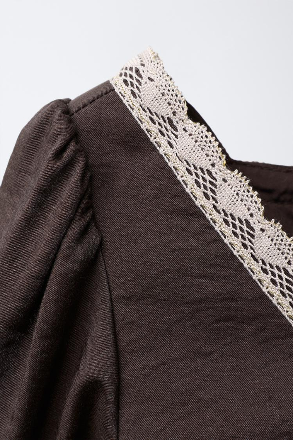 ZARA АТЛАСНОЕ ПЛАТЬЕ С КОНТРАСТНЫМ КРУЖЕВОМ, ШОКОЛАДНЫЙ