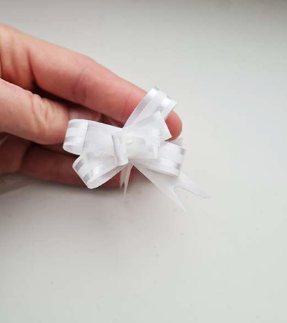 Бант-бабочка с тиснением в полоску, цвет белый, ширина ленты 1,2 см.