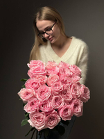 25 розовых пионовидных роз