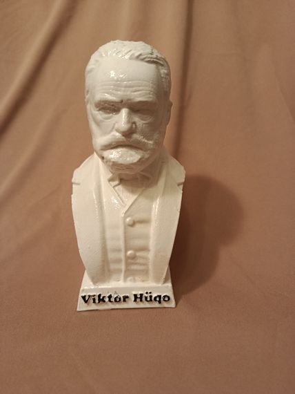 Viktor Hüqo Büstü