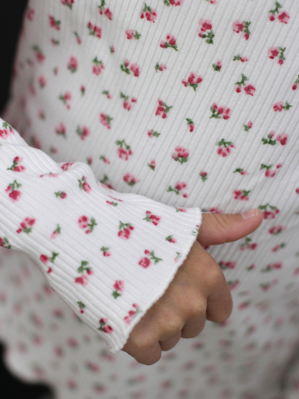 Лонгслив из "лапши в рубчик", белый в мелкий цветочек