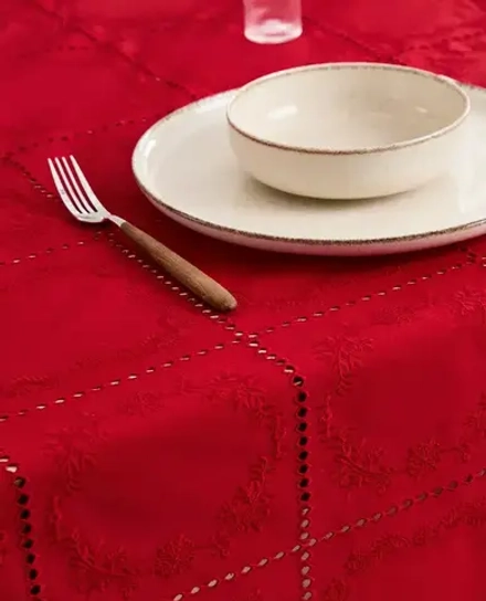 ZARA HOME ХЛОПКОВАЯ СКАТЕРТЬ С КОНТРАСТНОЙ ВЫШИВКОЙ НА РОЖДЕСТВЕНСКУЮ ТЕМАТИКУ