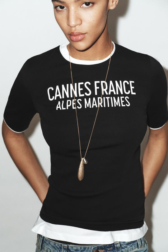 ZARA ФУТБОЛКА С НАДПИСЬЮ И КОНТРАСТНЫМИ ДЕТАЛЯМИ, ЧЕРНЫЙ