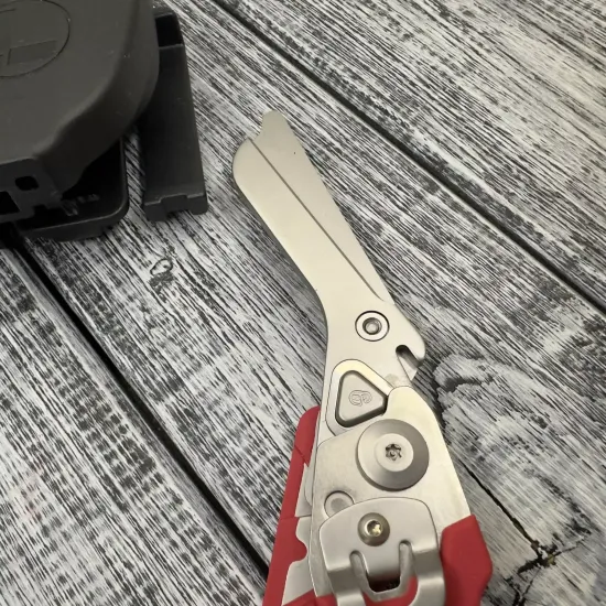 Мультитул Leatherman Raptor, красный