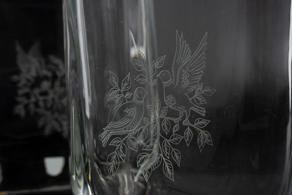 Пара стеклянных ваз с цветочными узорами по дизайну Герды Стрёмберг