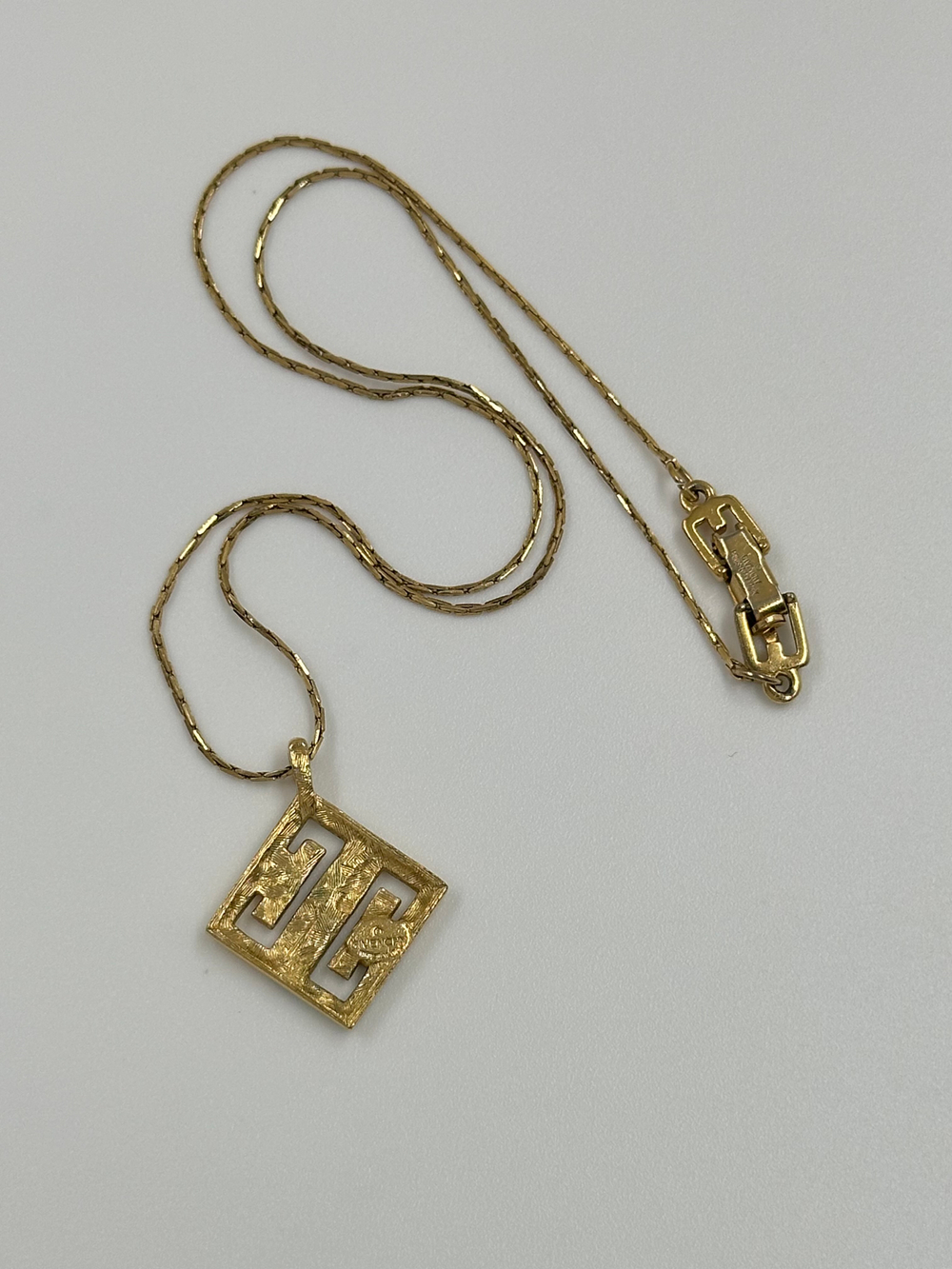 Кулон-лого с кристаллами Givenchy