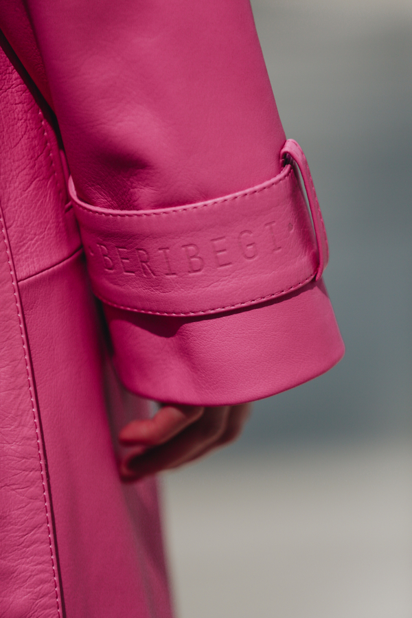 Тренч кожаный розовый