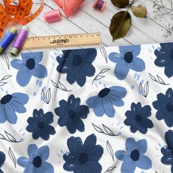 Ткань муслин простые синие цветы на белом фоне
