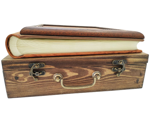 Фотоальбом из кожи "Лувр" в кейсе из дерева