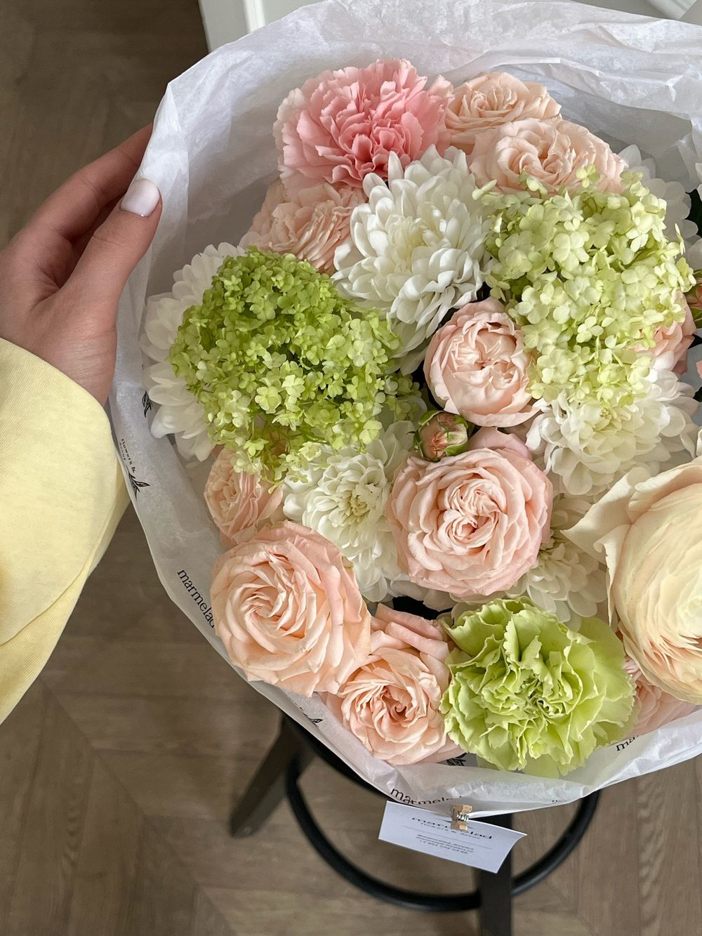 Букет сборный из кустовых пионовидных роз, ромашки и хризантемы