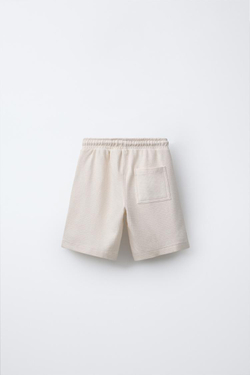 ZARA КОМПЛЕКТ ИЗ РУБАШКИ И ШОРТОВ-БЕРМУДОВ ИЗ РЕЛЬЕФНОЙ ТКАНИ, ЖЕЛТОВАТО-БЕЛЫЙ