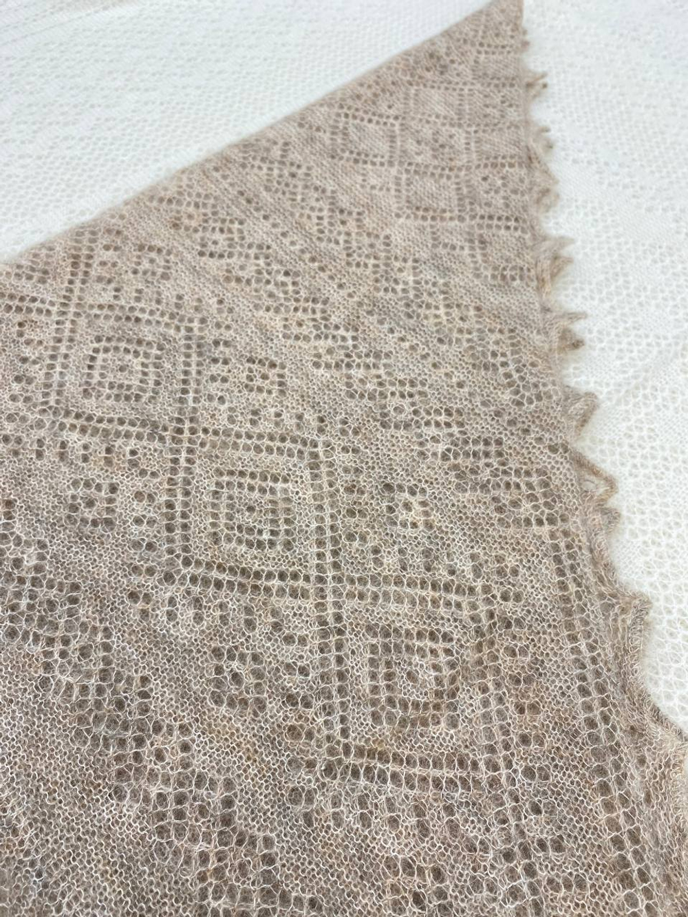 Оренбургская пуховая косынка П3-130184-08 бежевый