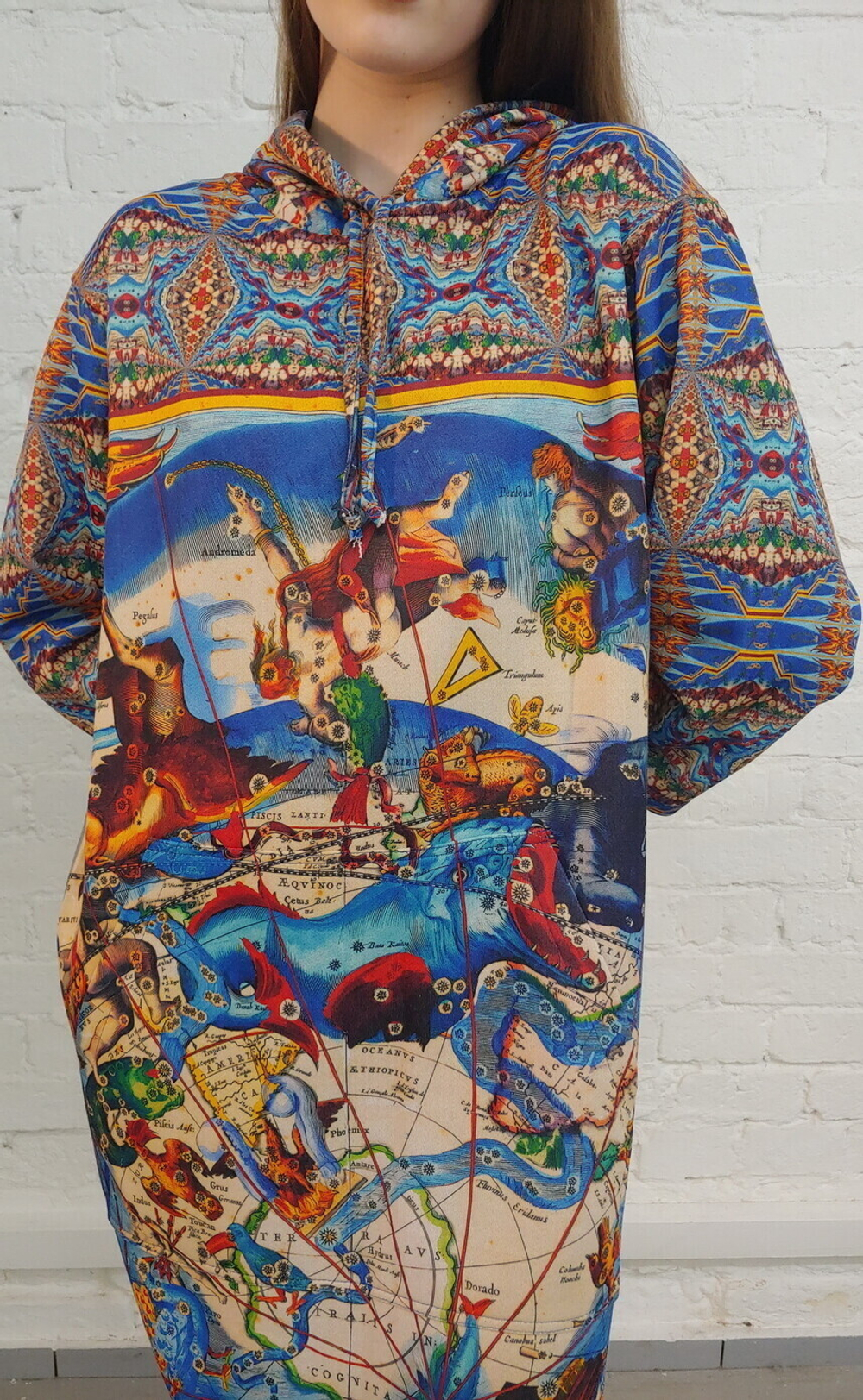 Платье с капюшоном "Яркие созвездия", по мотивам иллюстраций из Небесного атласа Андреаса Целлариуса «Гармония Макрокосмоса»