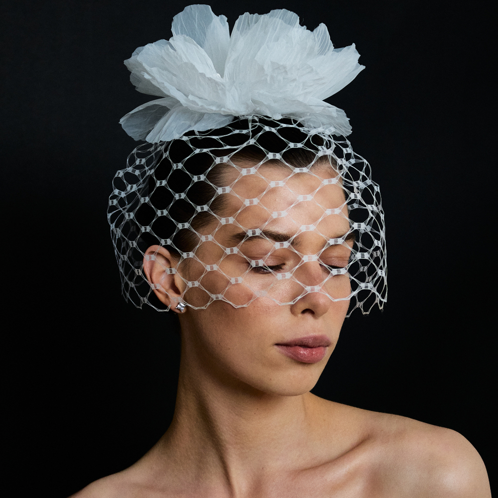 Вуаль из крупной сетки с шелковым цветком