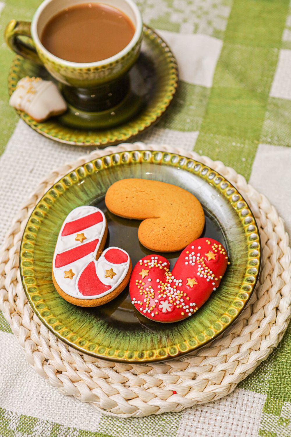 Новогодние мини пряники: размер в среднем 6,5*5см