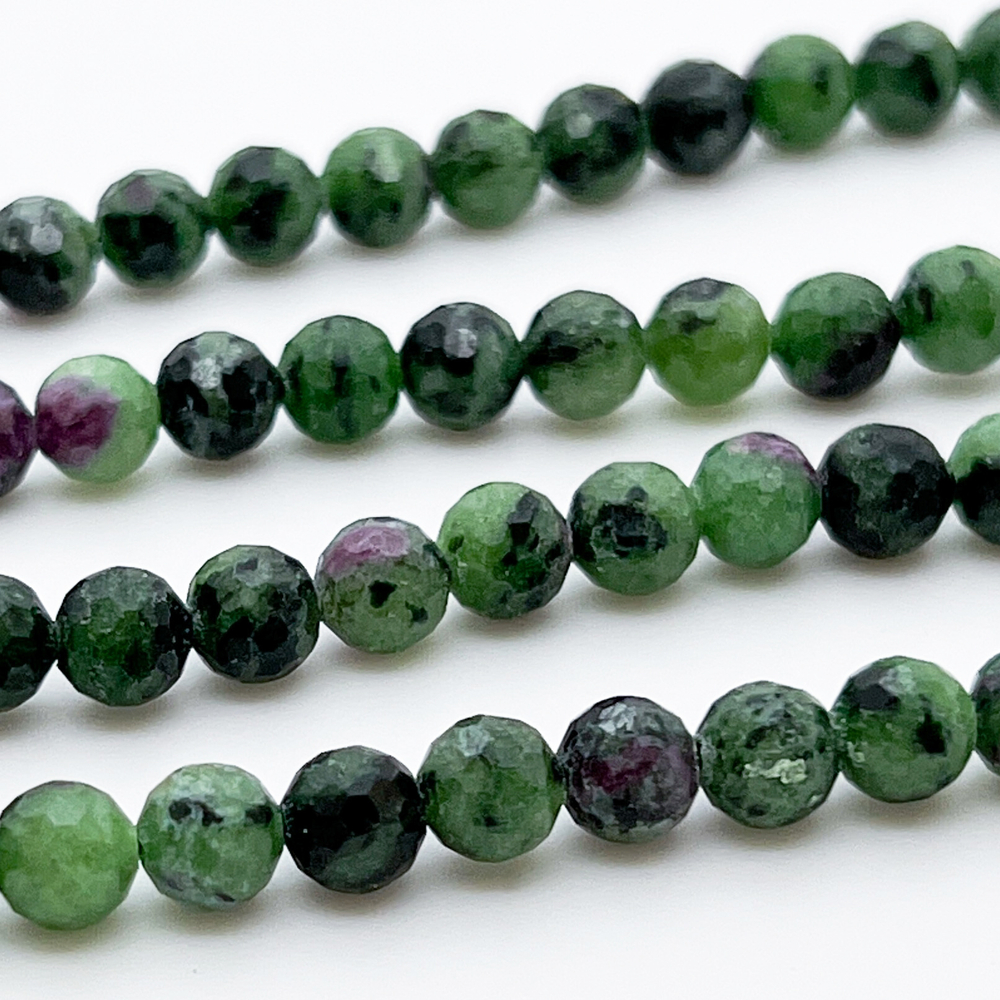 Цоизит граненый (с корундом), размер около 6 мм, цена за 31-32 шт (1/2 нити)