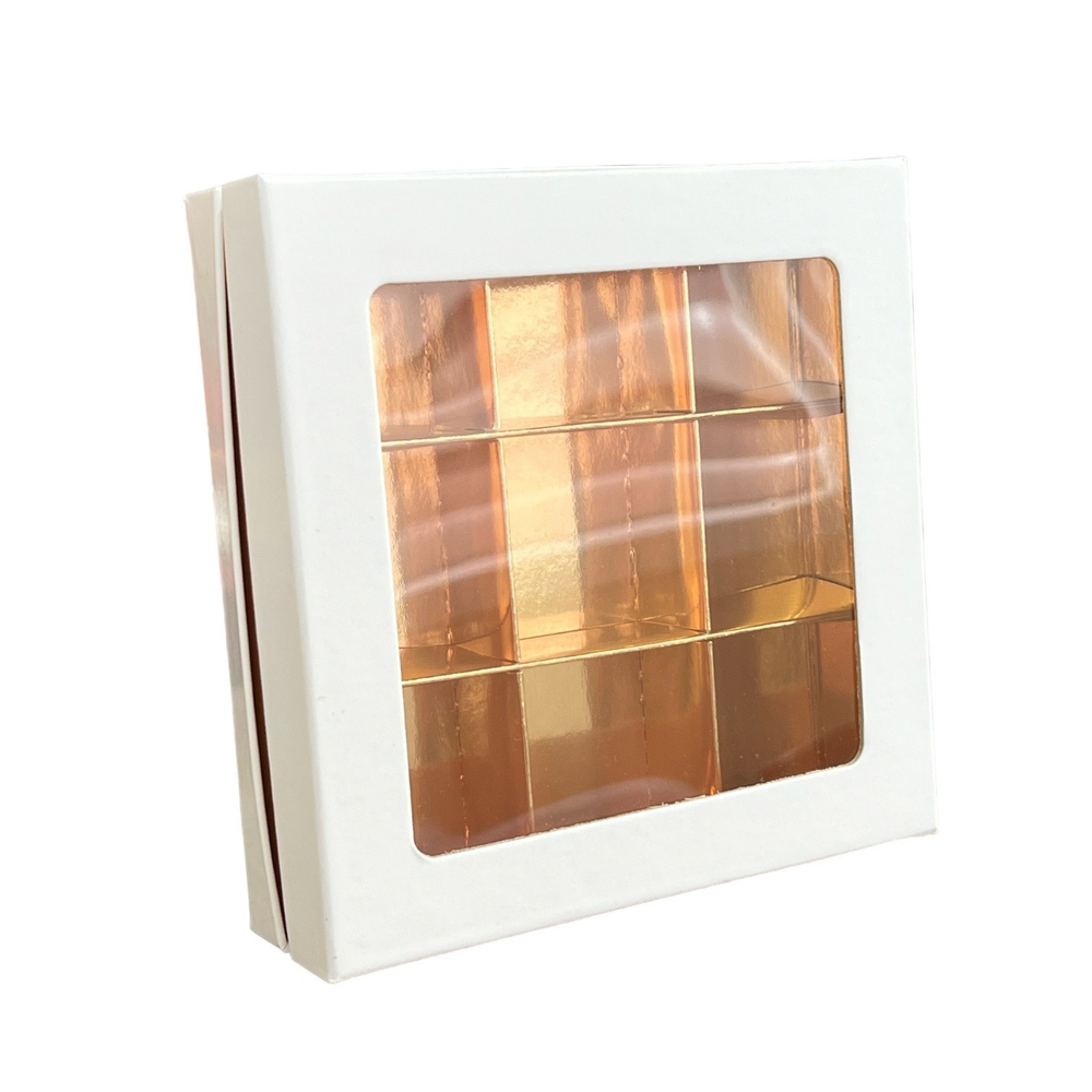 Коробка для конфет ПРЕМИУМ с большим окном 160*160*45 (9) (белая/золото)