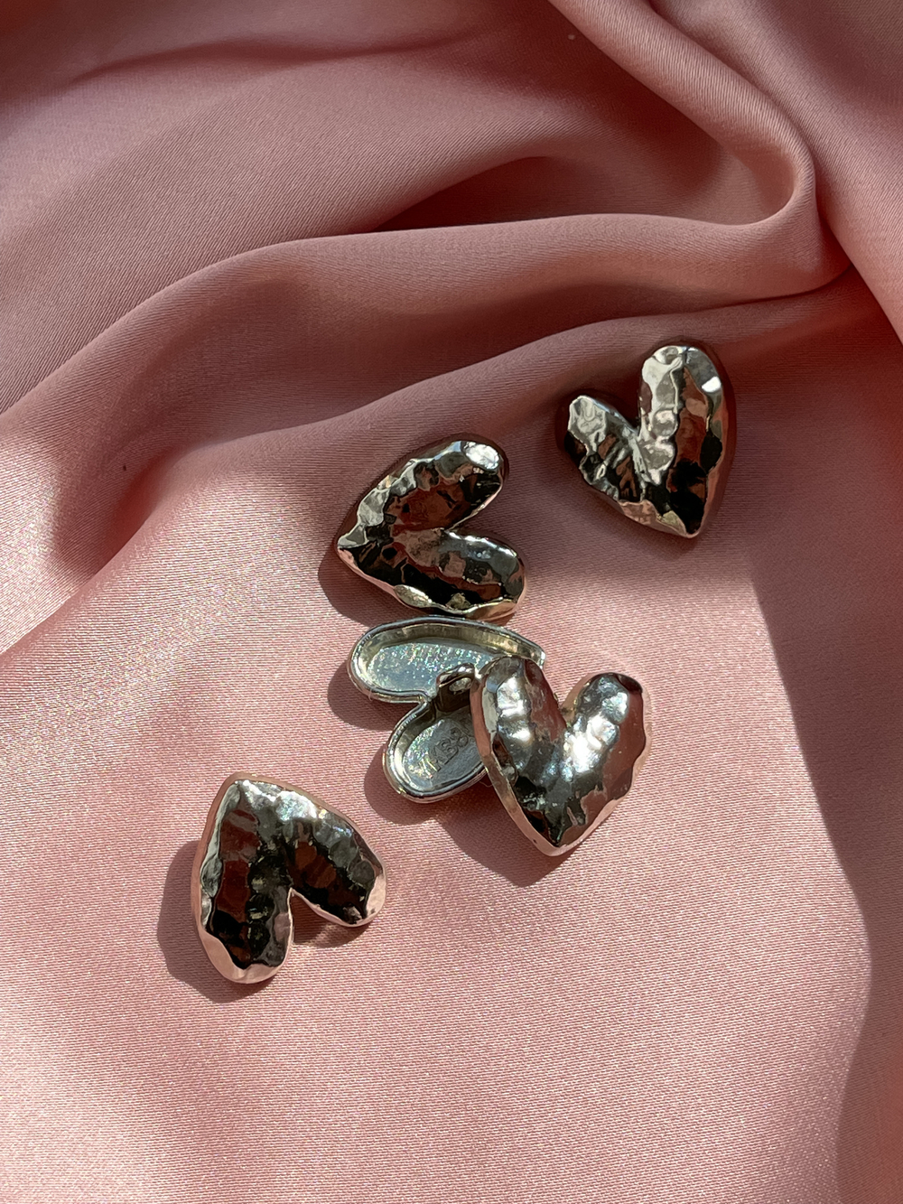 Пуговицы сердечки мятый металл серебро