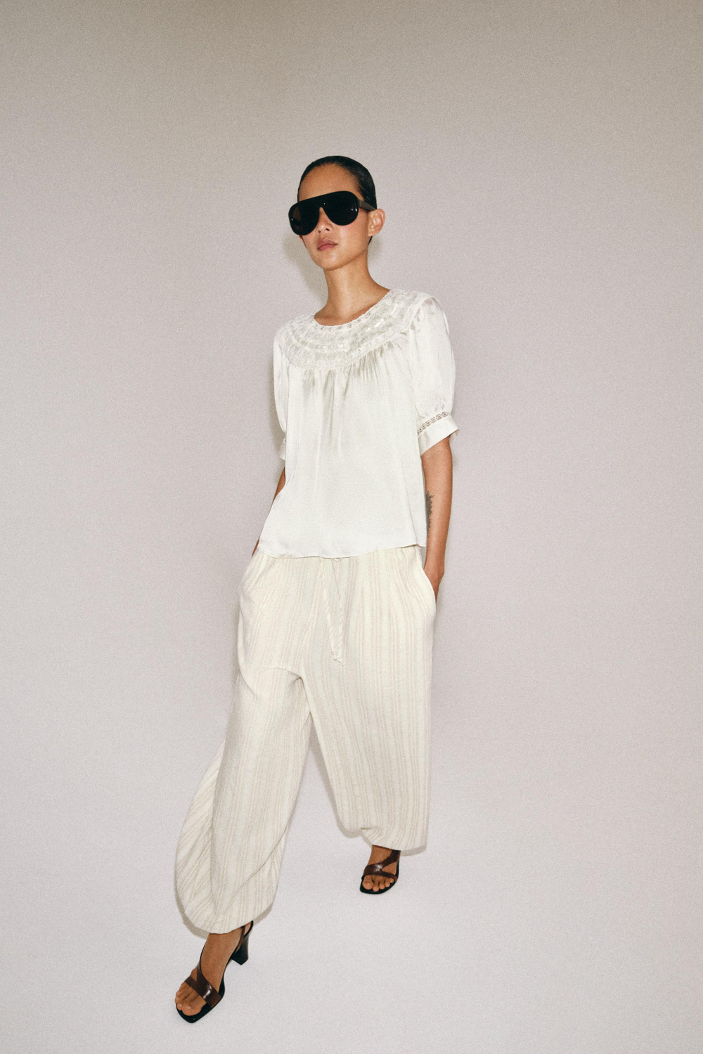 ZARA БЛУЗА С КОРОТКИМИ РУКАВАМИ И КРУЖЕВОМ — ZW COLLECTION, БЕЛЫЙ
