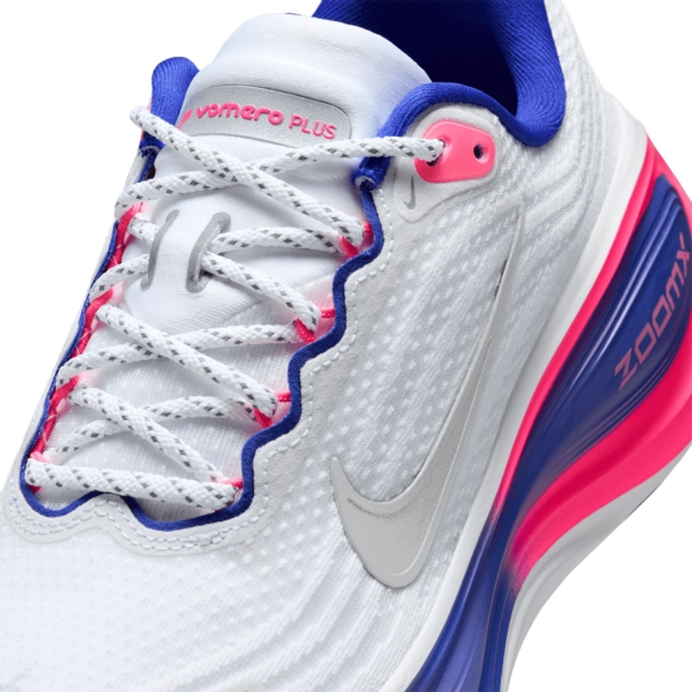 Женские Кроссовки для бега Nike VOMERO PLUS - WHITE/METALLIC SILVER/CONCORD/HYPER PINK