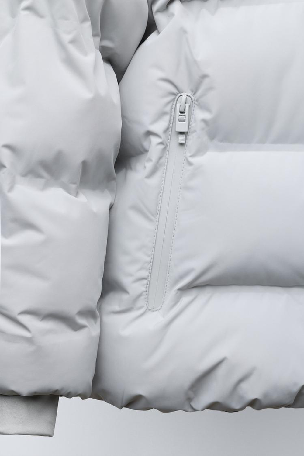 ZARA СТЕГАНАЯ КУРТКА С НАШИВКОЙ WATER REPELLENT, ЦВЕТ ЛЬДА