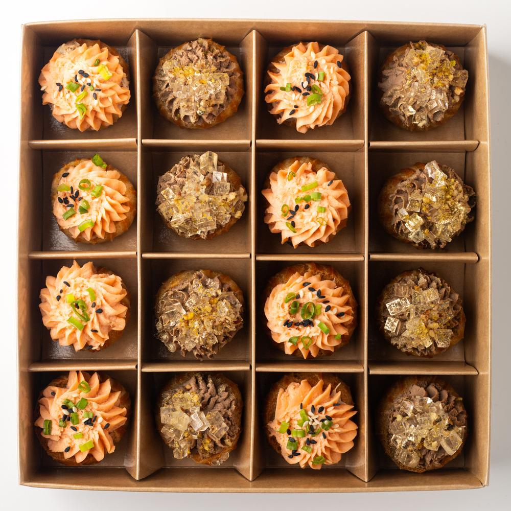 Бокс профитролей с муссом из семги и паштетом из печени цыпленка