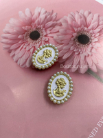 Накладка на пуговицу "Девушка" золотистая с белой эмалью и жемчугом