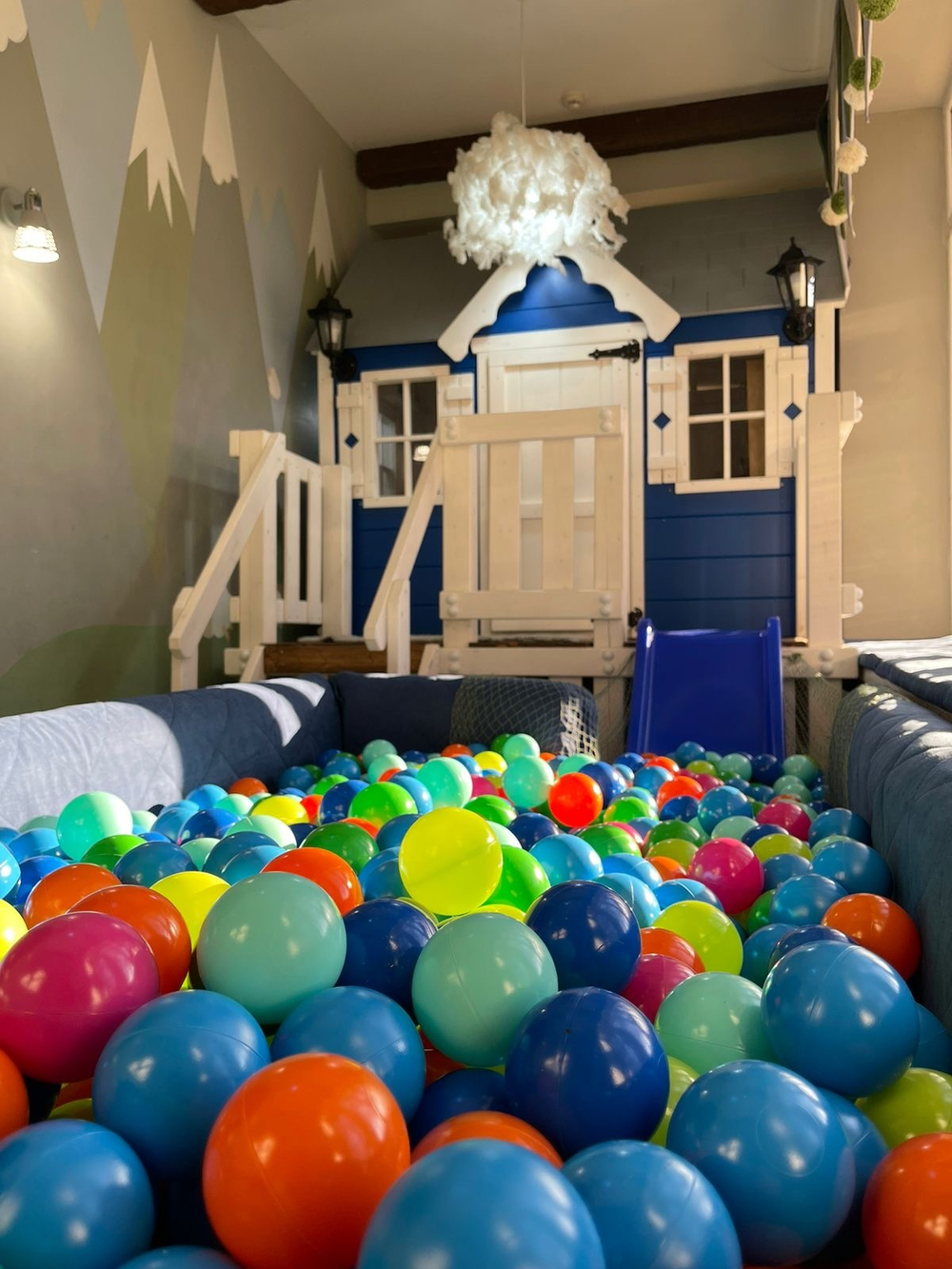 Детский игровой домик с горкой