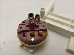 ESL46050 ктп8 Датчик уровня воды (прессостат) для посудомоечной машины Electrolux 1528189804 б/у