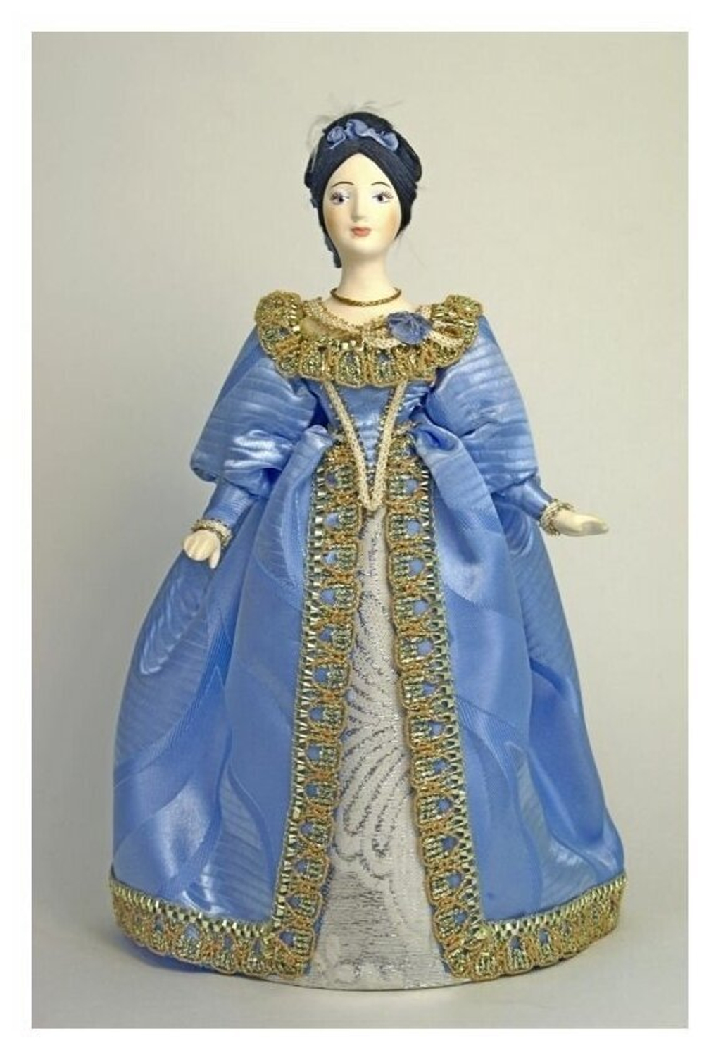 Кукла коллекционная Дама в придворном платье.