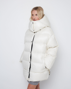 Пуховик со съемным капюшоном из нейлона Монклер молочный